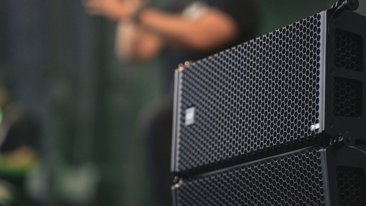 Professional loudspeaker and subwoofer stack
